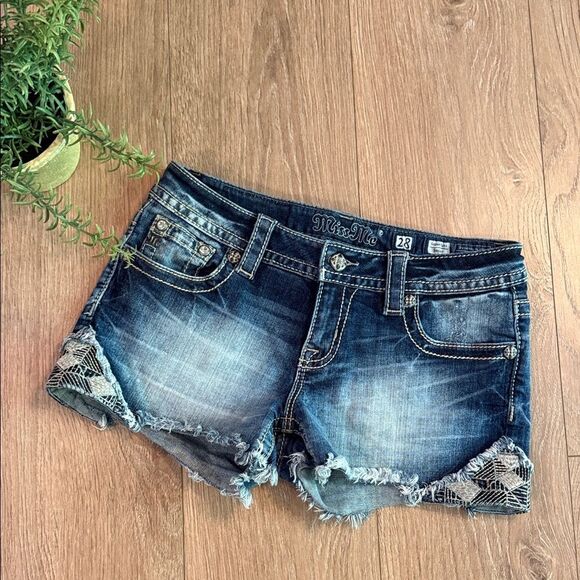 Miss Me Pants - MISS ME SIGNATURE SHORT SIZE 28 EXCELLENT CONDITION